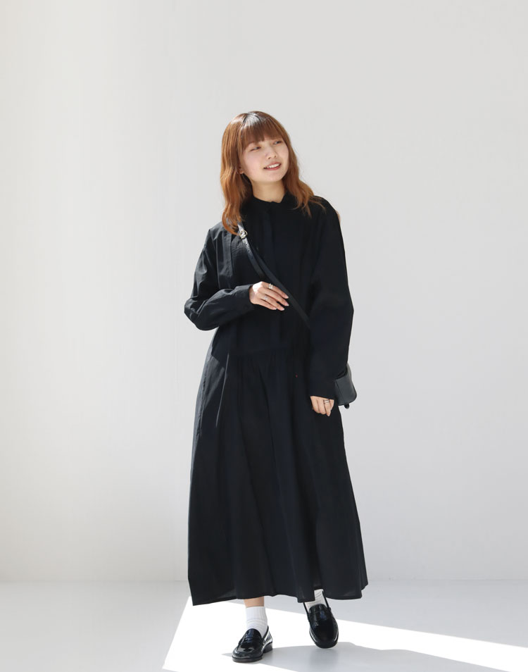 MARMARI/スタンドカラーピンタックワンピースを使ったコーディネート